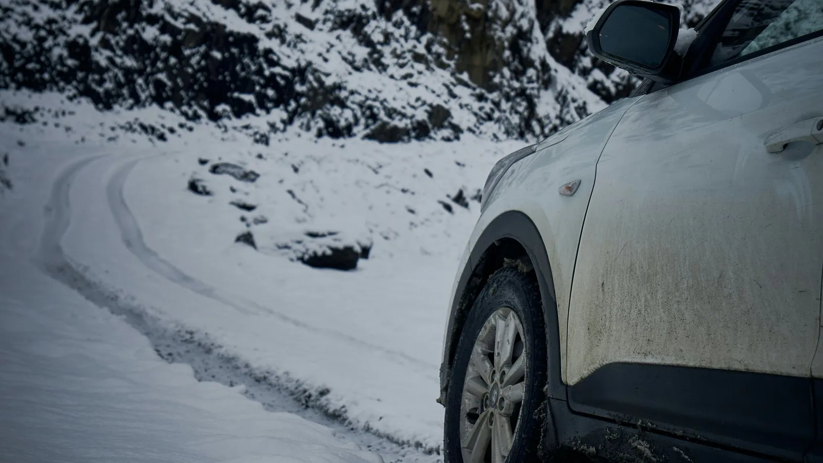 Auto im Winter mit Salzresten auf dem Lack