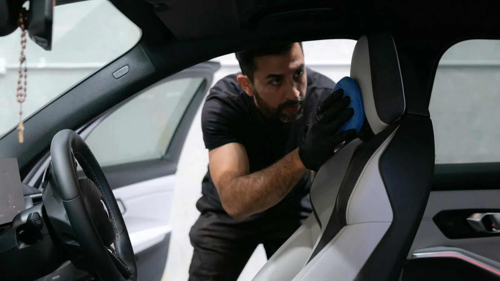 Autositz aus Stoff wird gereinigt